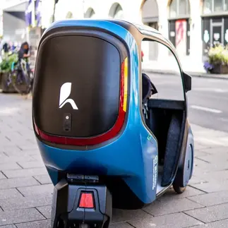 Ansicht eines kleinen blauen Fahrzeugs von hinten