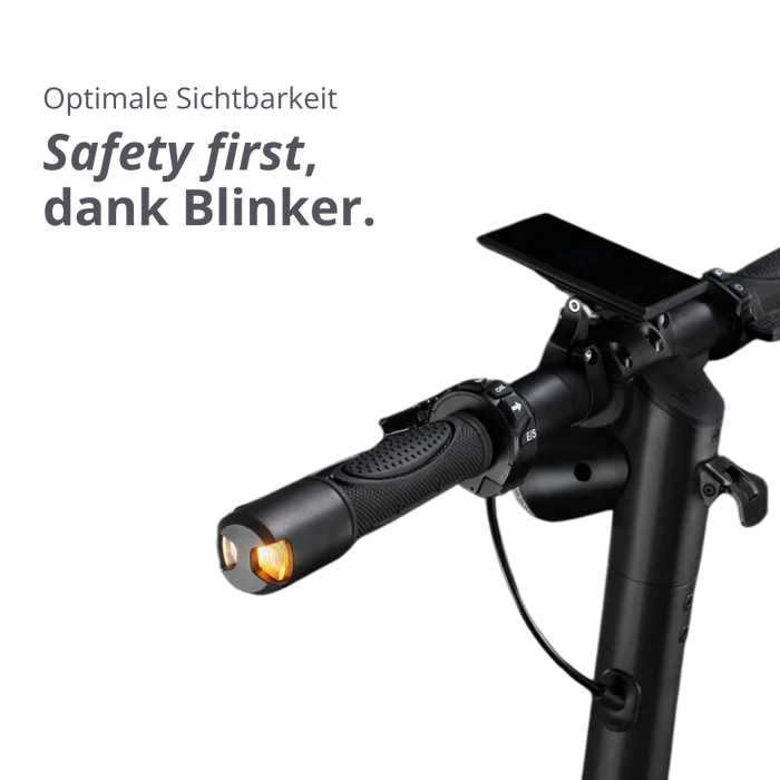 Blinker an schwarzem e-Scooter