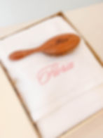 浴巾刺繡和木梳