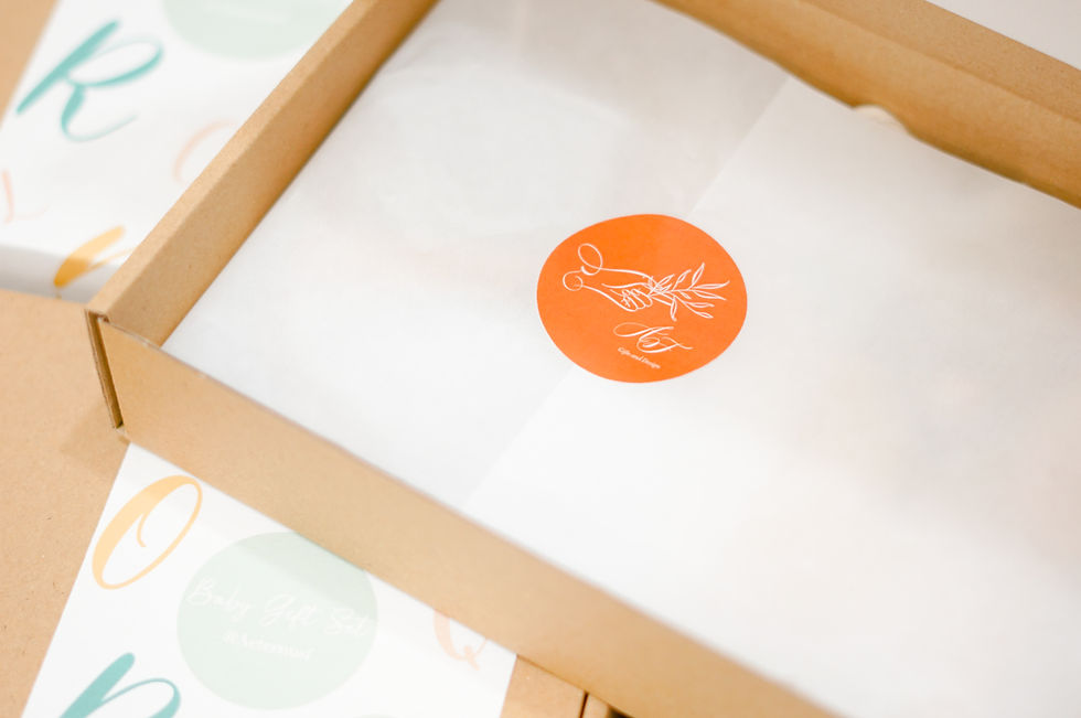 Thumbnail: 嬰兒客制化刺繡圍巾禮物盒