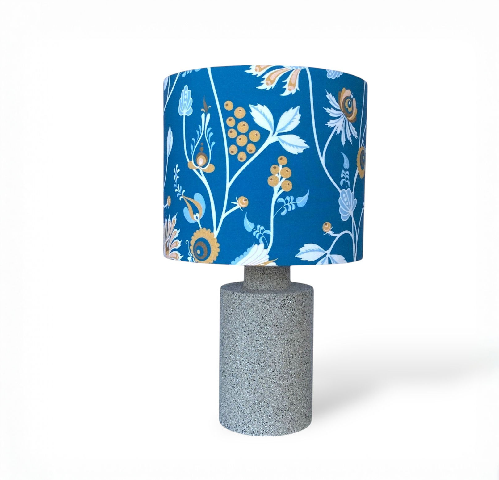 מנורת שולחן מעוצבת בעובדת יד עם אהיל בצבעי כחול פרחים סגנון רטרו