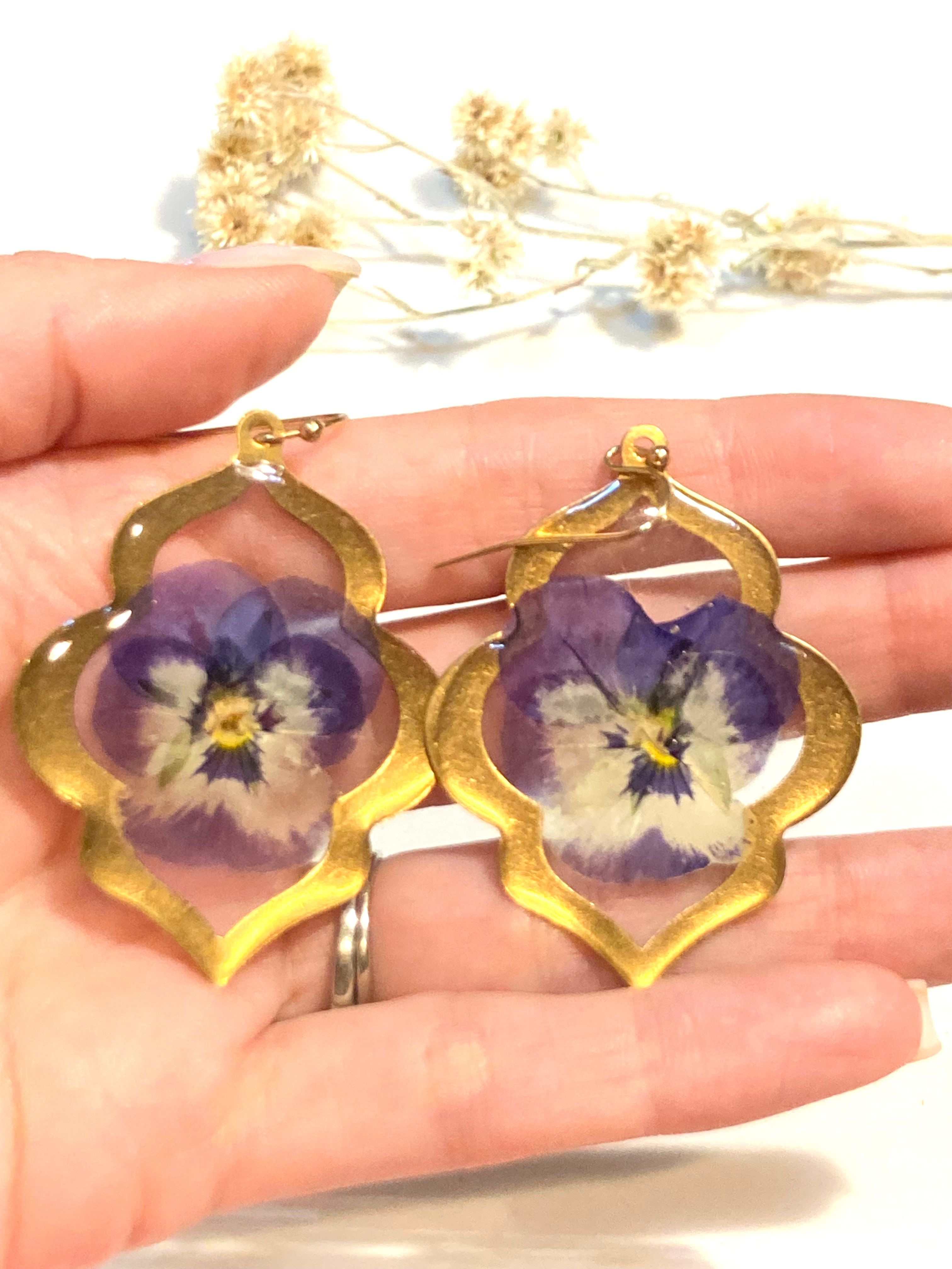 Quatrefoil Viola Earrings - Raw Brass