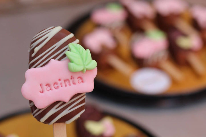 Cakesicles
Bizcocho de vainilla o
chocolate.
-Baño de chocolate belga
blanco o negro.

-Mínimo 12 unidades.
(2 variedades)