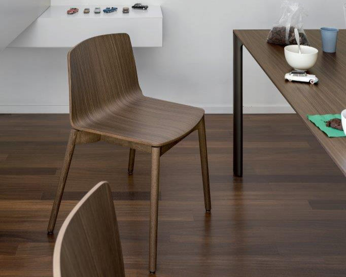 Kristalia Rama Strakke design eetkamerstoel met houten onderstel. Zit in hout, stof of leder.