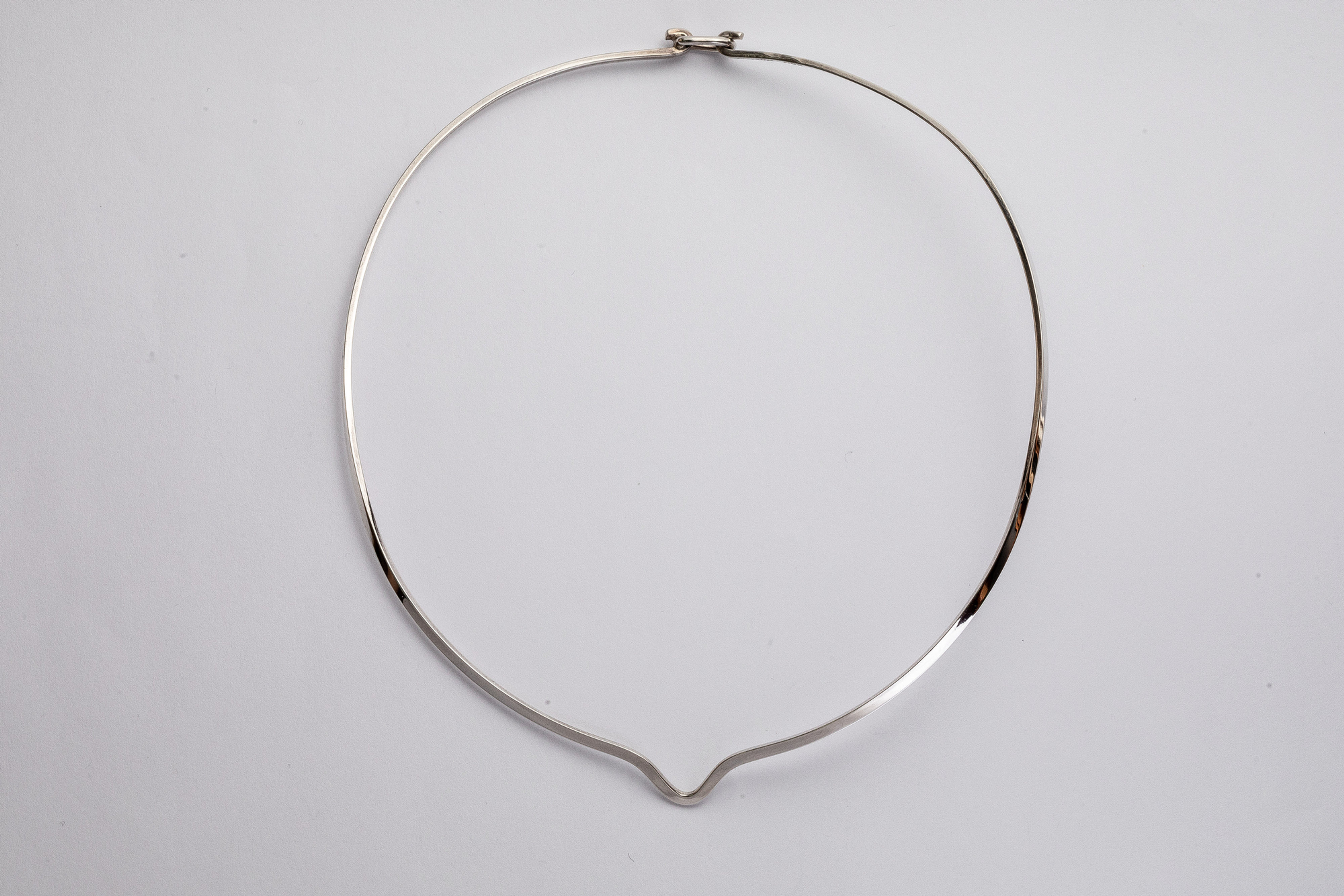 Round silver neck ring with notch and clasp