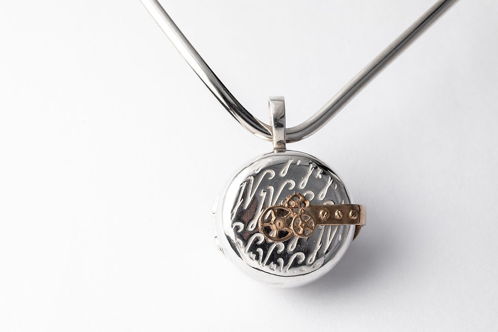 Thumbnail: V-shaped silver neck ring