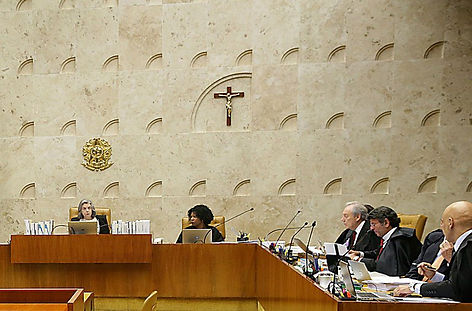 STF-_uma_cruz_no_deserto_-_Foto_de_Adria