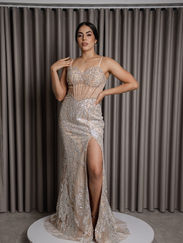 Vestido de grado color champagne nude con pedrería plateada y abertura pierna alquiler Pereira