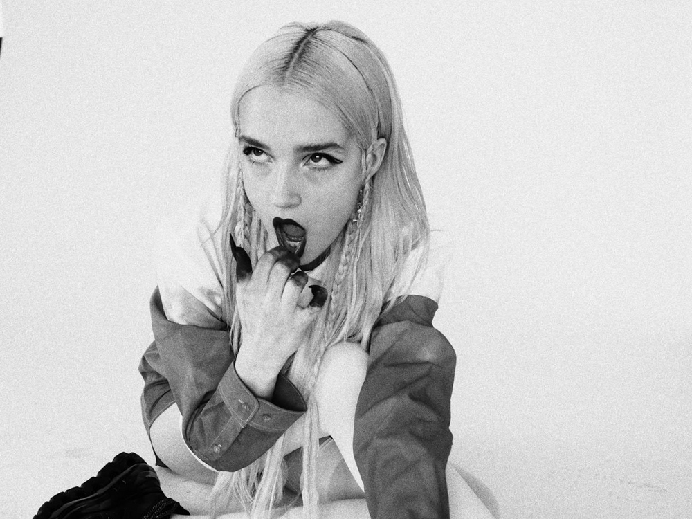 Poppy releases "I Disagree" and four new songs for the deluxe edition