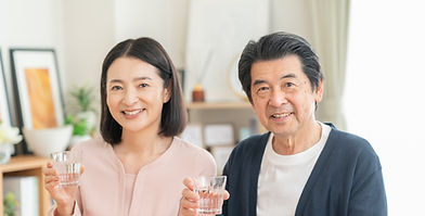 コップをもつ女性と男性