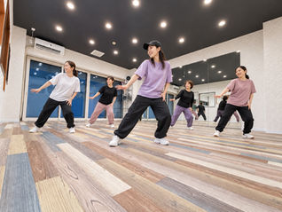立川校のスタジオでHIPHOPのレッスンを受ける初心者女性