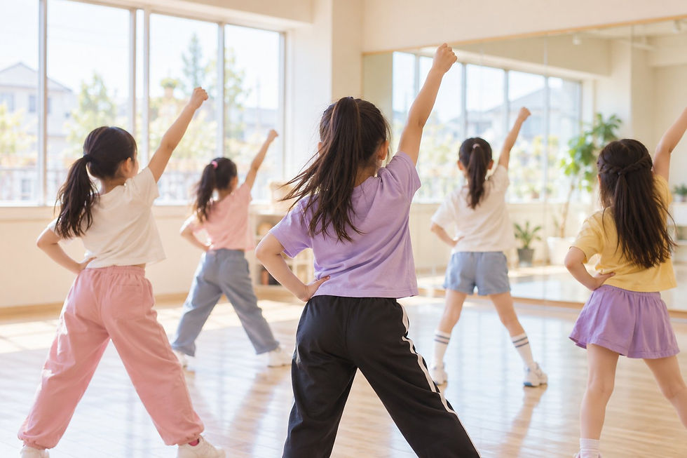 ダンスの決めポーズで止まる小学生の女の子たちのイメージ