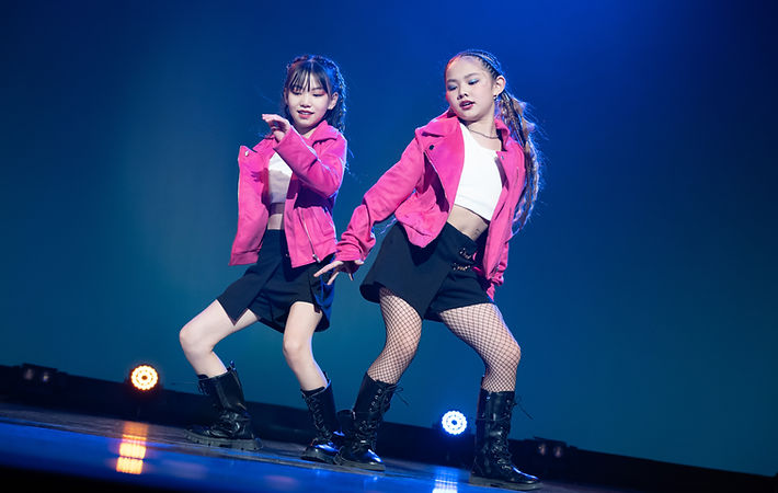 発表会のステージで踊る生徒