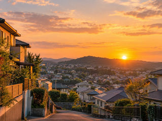 郊外の住宅地と夕焼けのイメージ