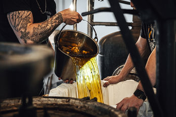 Expérience unique à serre chevalier, atelier de fabrication de gin artisanal dans notre gin manufacture a la distillerie des 4 frères, fabriquez votre propre gin, choisissez vos ingrédients, faites votre étiquettes et repartez avec votre bouteille à serre chevalier 1350