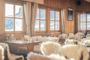 Salle cosy du restaurant le bivouac à serre chevalier