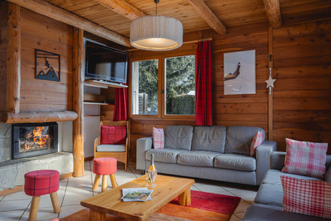 salon avec feu de cheminée Chalet de location de luxe pour 15 personnes a serre chevalier proche des pistes