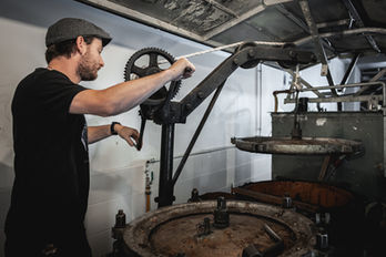 Expérience unique à serre chevalier, atelier de fabrication de gin artisanal dans notre gin manufacture a la distillerie des 4 frères, fabriquez votre propre gin, choisissez vos ingrédients, faites votre étiquettes et repartez avec votre bouteille à serre chevalier 1350