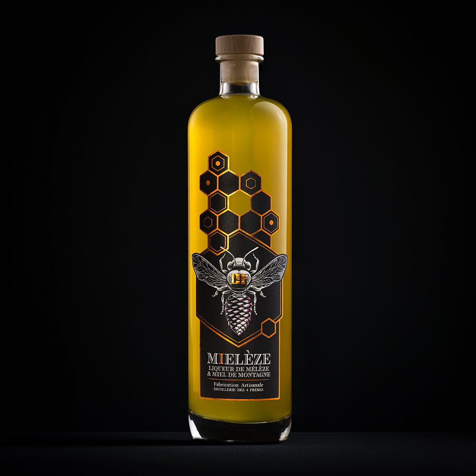 Bouteille de mielèze, une liqueur de mélèze et de miel fabriquée par la distillerie artisanale des 4 frères a serre chevalier dans les hautes alpes