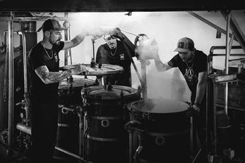 Distillerie Artisanale des 4 frères, à Serre Chevalier, Alambic centenaire, les 4 frères qui travaillent ensemble