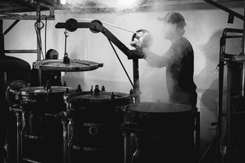 Distillerie Artisanale des 4 frères, à Serre Chevalier, Alambic centenaire, fabrication artisanale, personne qui travaille dans la vapeur