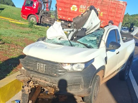 Colisão entre caminhonete e caminhão deixa motorista ferido e trânsito lento na RS-475, em Estação