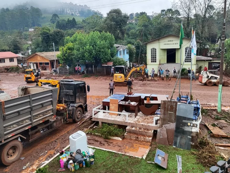 Moradores de Barra do Rio Azul enfrentam segunda grande enchente em seis meses e iniciam limpeza da cidade