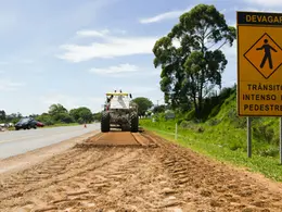 Obras na ERS-135 causam bloqueios para pintura e conservação nesta semana