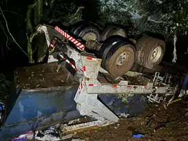 Caminhão capota na ERS-135 em Erechim e deixa um morto e um ferido