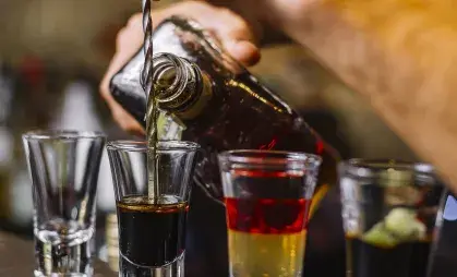 Metanol em bebidas: entenda a crise que causa mortes e intoxicações no Brasil