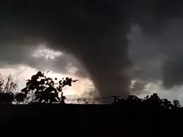 Tornado de 200 km/h e temporais deixam feridos, estragos e bloqueios em rodovias do RS