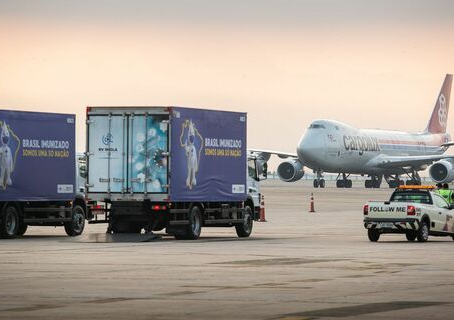 Brasil recebe 936 mil doses de vacinas da Pfizer neste domingo (27)