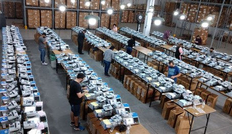 Justiça Eleitoral inicia processo de carga das urnas em todo o RS