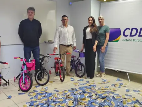 Sorteio da CDL premia cinco consumidores com bicicletas em Getúlio Vargas