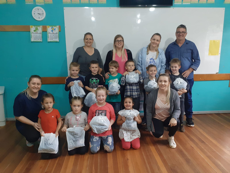 Escolas municipais Anita Garibaldi e Floriano Peixoto recebem uniformes escolares em iniciativa da Secretaria de Educação