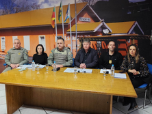 Coletiva de imprensa com autoridades políticas e de segurança define ações em Estação, após ataque à escola | Foto: Bruno Anziliero / Grupo Sideral de Rádios