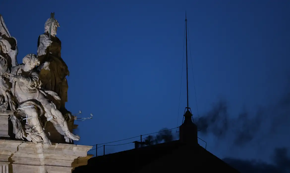 Fumaça preta no Vaticano indica que primeiro dia de conclave não elegeu ...