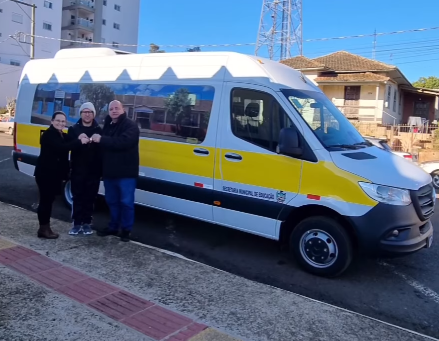 Transporte escolar de Estação recebe nova van para atender estudantes