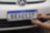 Donos de veículos podem solicitar novas placas perdidas na enchente ao DetranRS