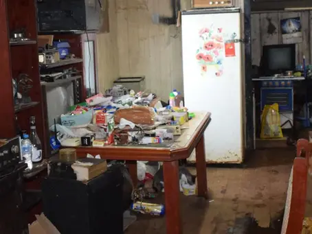 Operação policial motivada por denúncia de maus-tratos revela família em situação de extrema vulnerabilidade e ambiente insalubre em Erebango