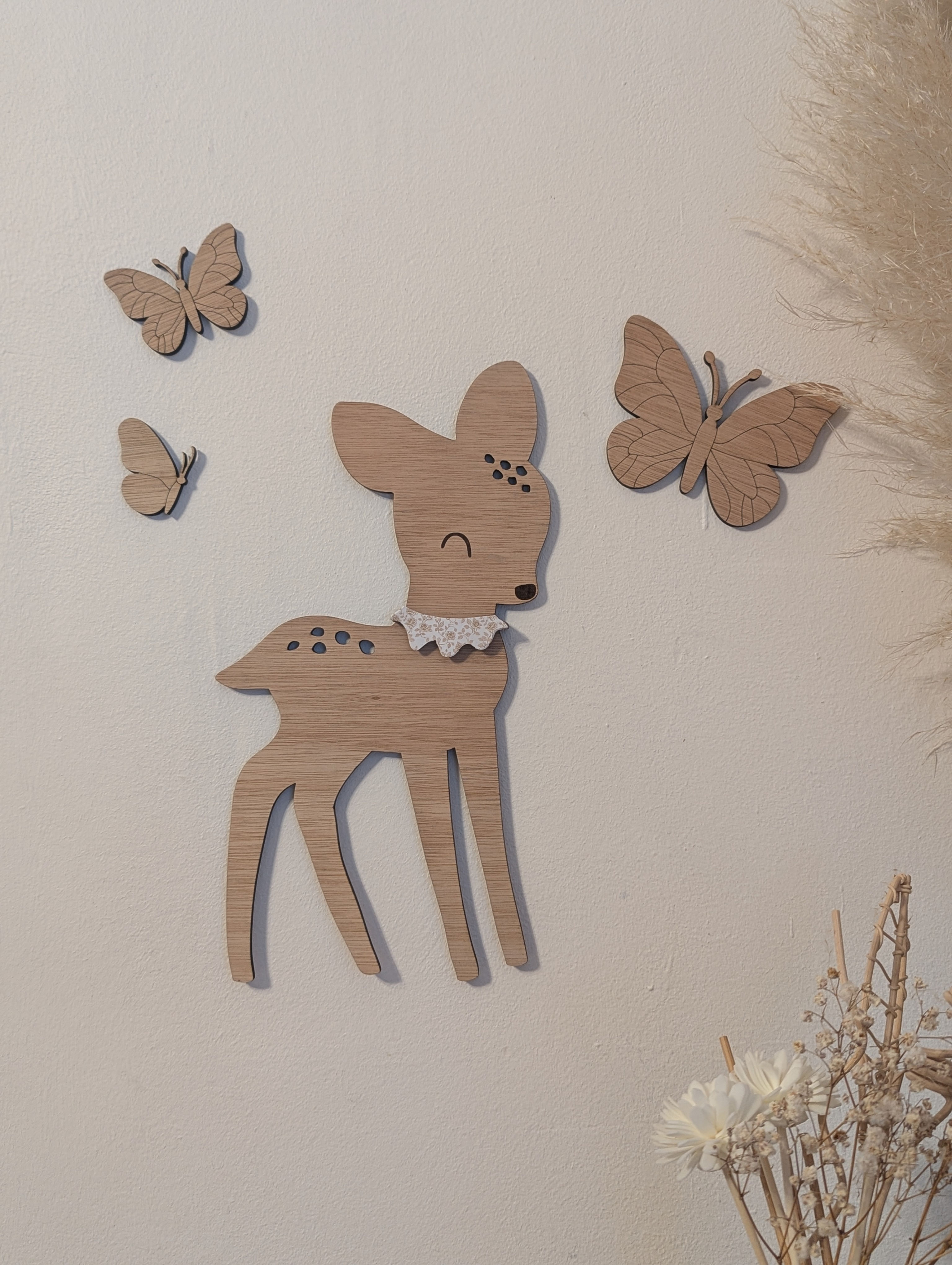 Faon mural en bois avec collerette fleurie et papillons – Décoration enfant