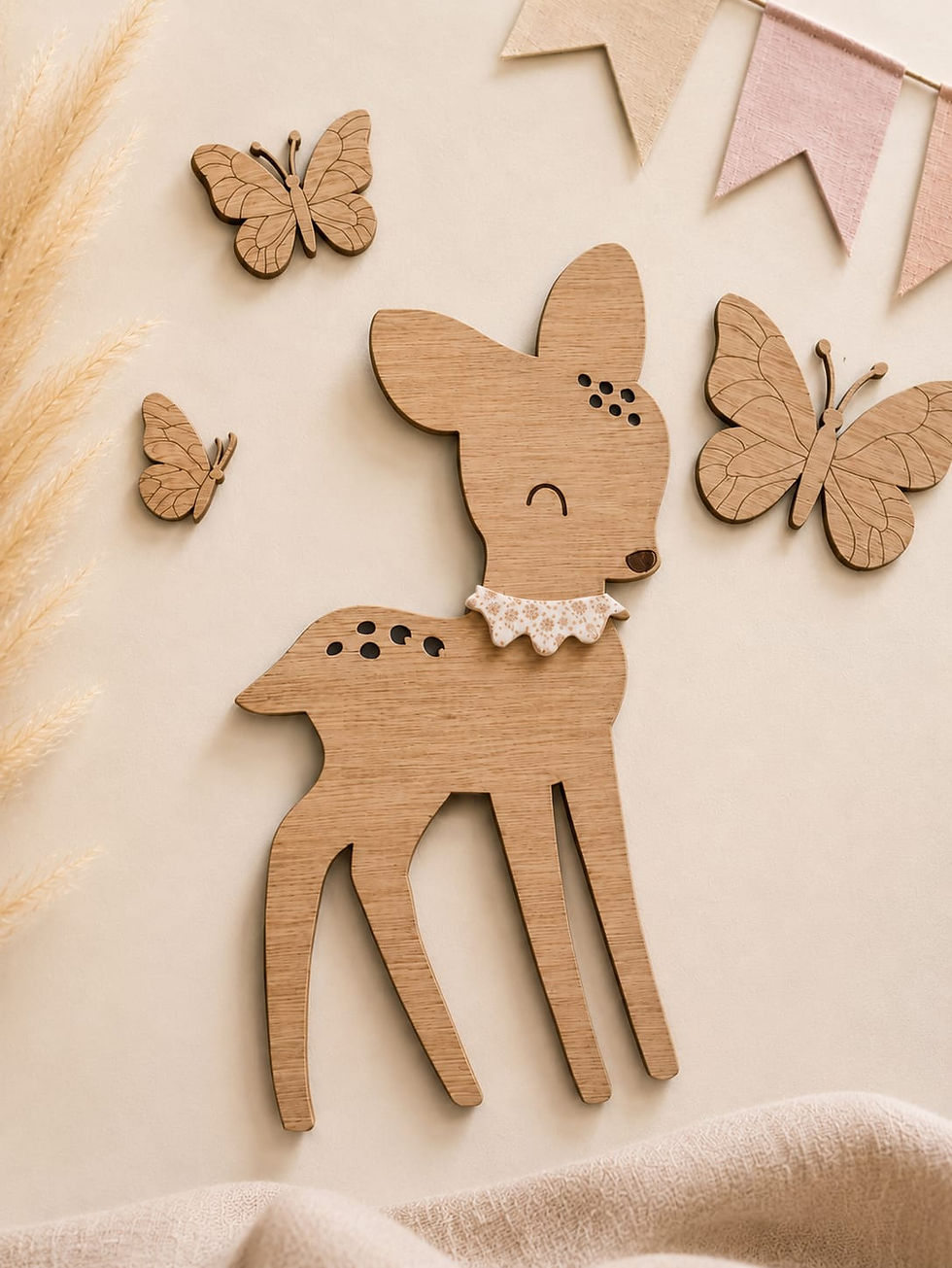 biche avec papillons
