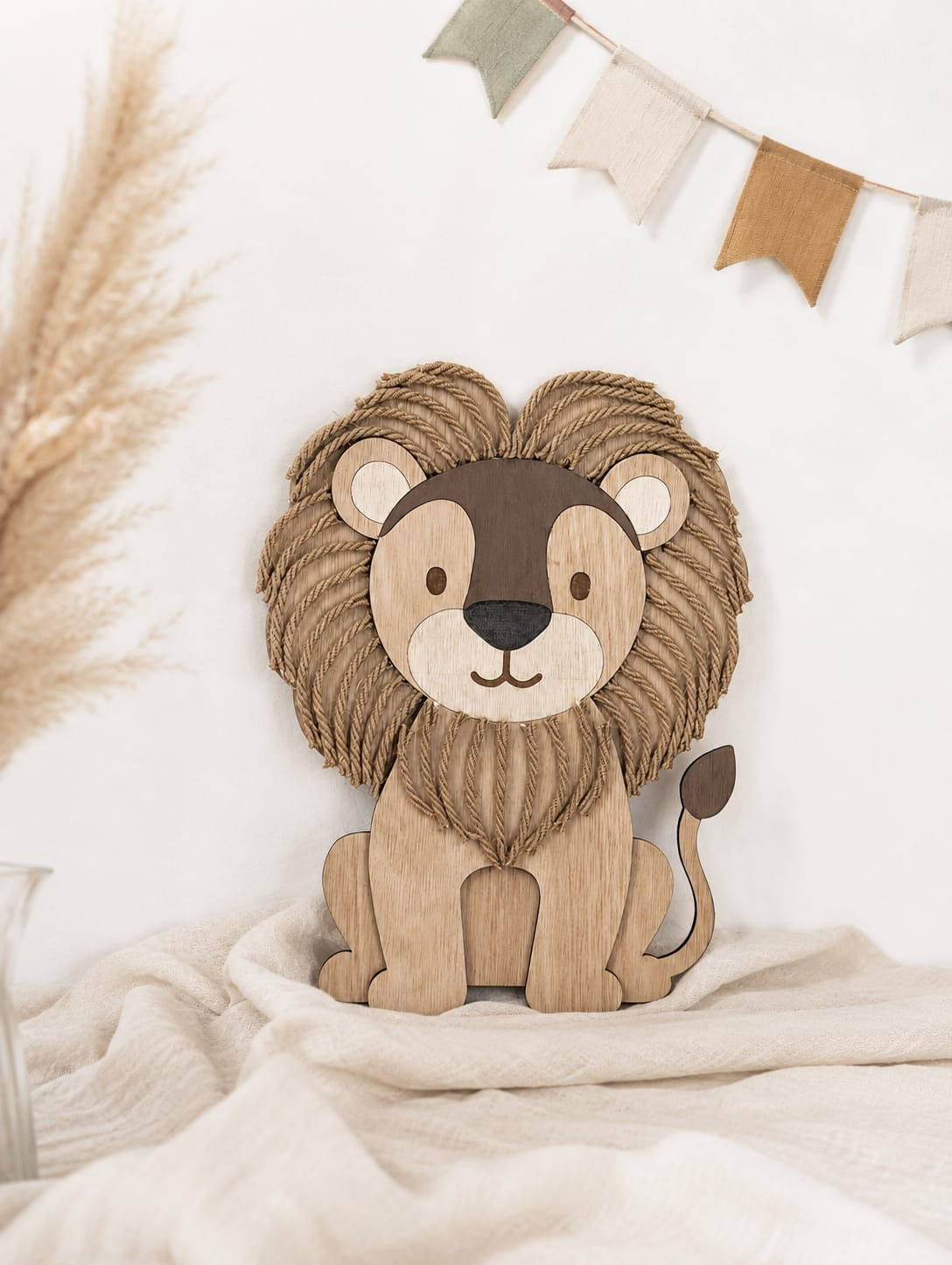 Décoration murale lion en bois avec un fanion