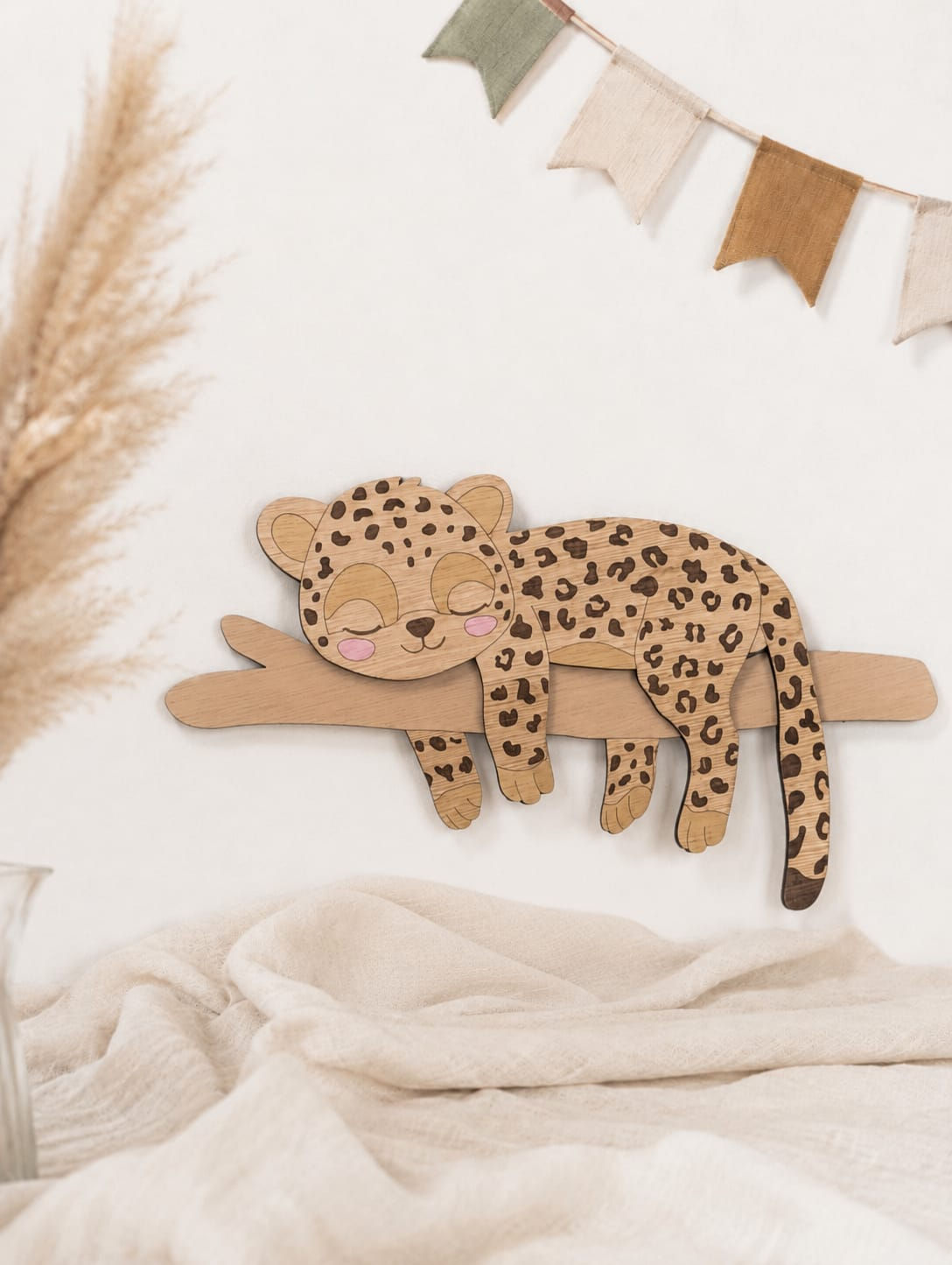 décoration léopard en bois sur une branche avec un fanion