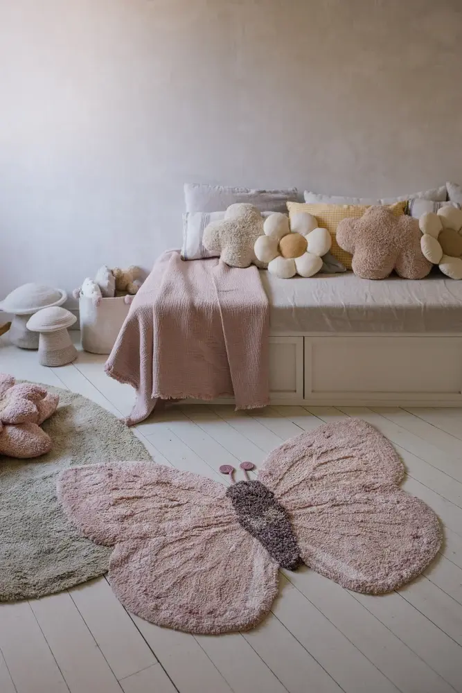 Tapis lavable Baby Butterfly Lorena Canals dans une chambre d’enfant