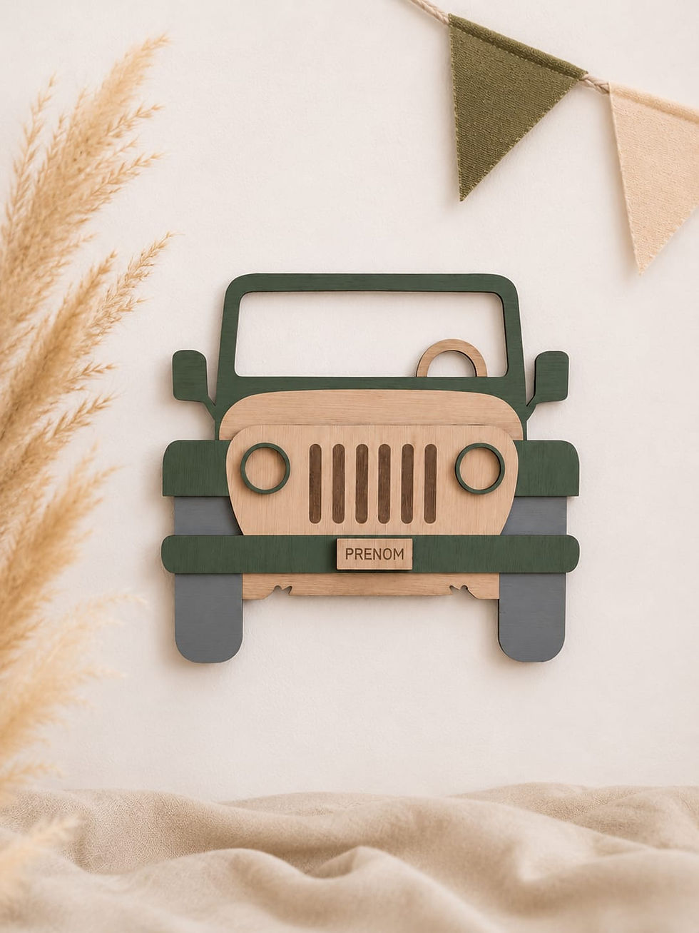 Véhicule tout-terrain personnalisé en bois vert et naturel pour chambre d’enfant