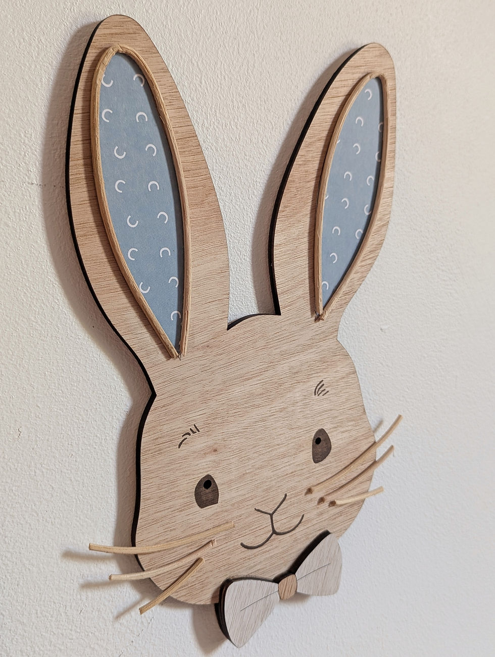 Lapin mural en bois avec surépaisseur rotin décoration artisanale enfant