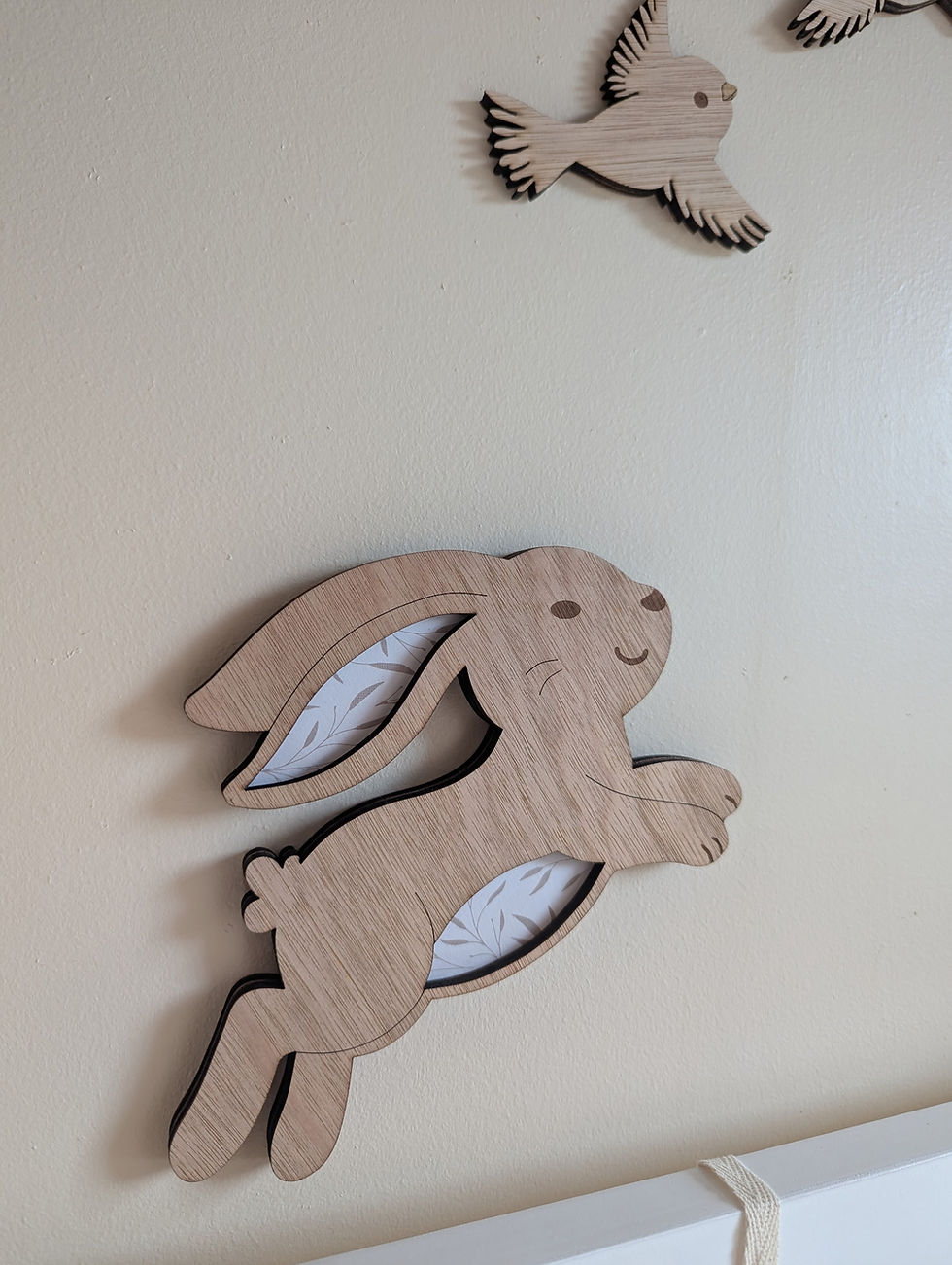 Miniature : Lapin mural en bois pour chambre bébé naturelle