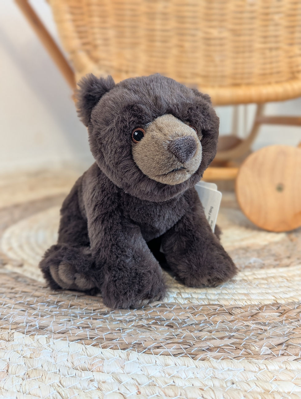 Miniature : Peluche ours brun 20 cm près d’un chariot en rotin décoration chambre enfant bohème