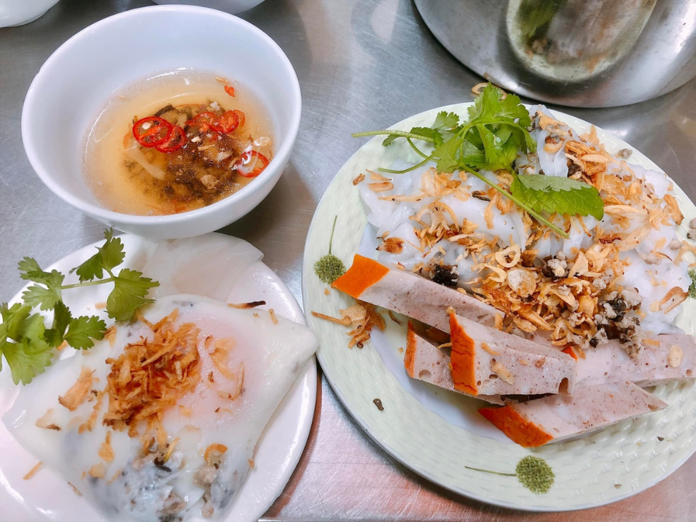 Vietnamese street food banh cuon being made Bach Ma Temple Market Hanoi